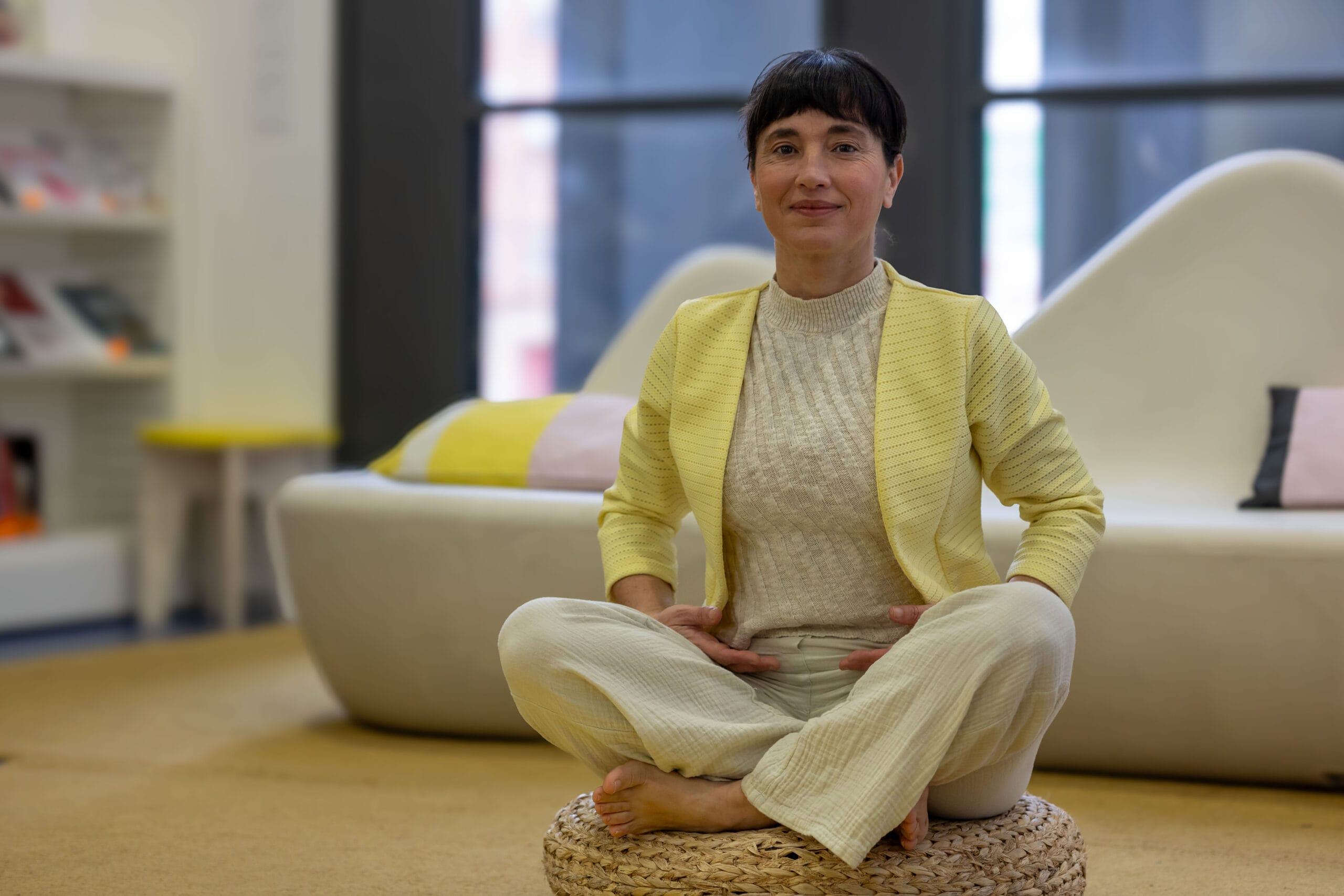 Corina ticre en posición de meditación