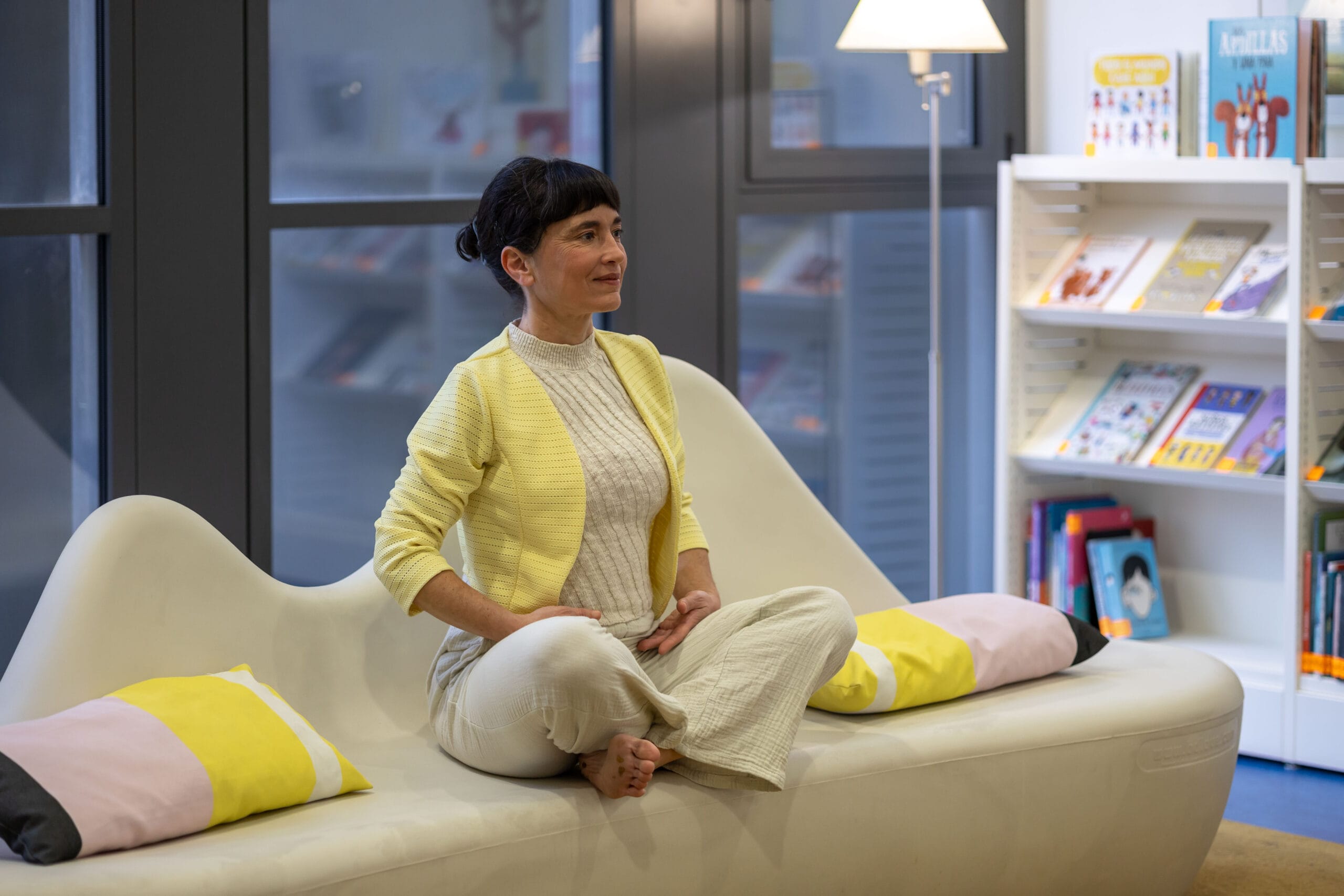 Corina Ticre guiando meditación