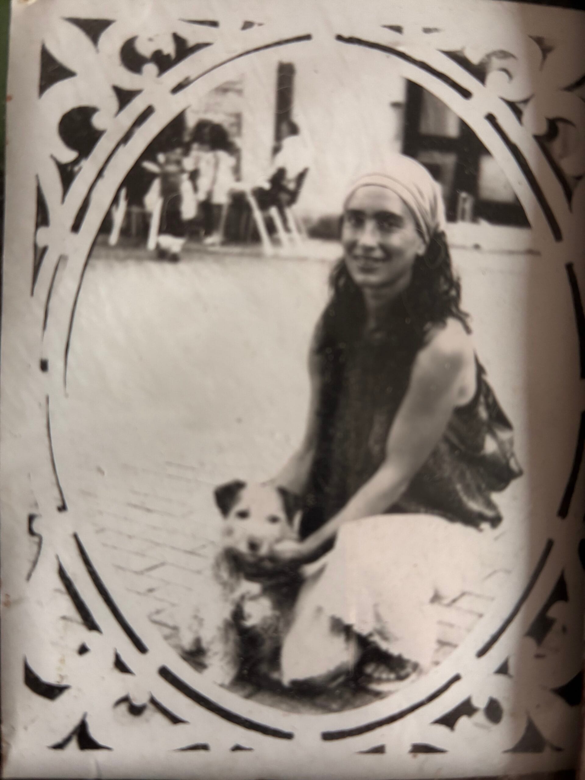 Imagen blanco y negro Tika (perrita) y Corina Ticre